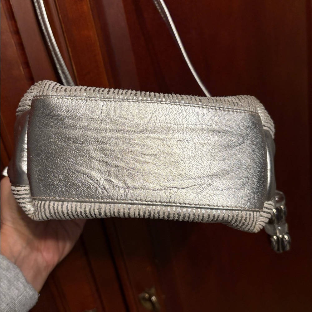 Cache Made in Italy Silver Metallic Leather Crossbody Bag Purse - Picture 5 of 11